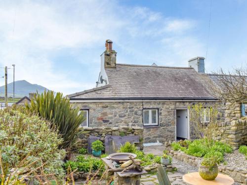 Dinas House | The Yard Beach Cottage - Uk43653