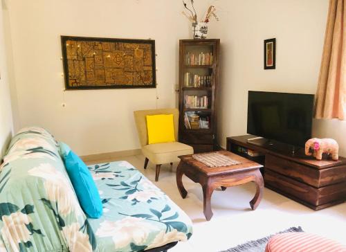 Mandrem House | The YelloMello HomeStay 1BHK fast Wi-Fi AC Pet-Friendly