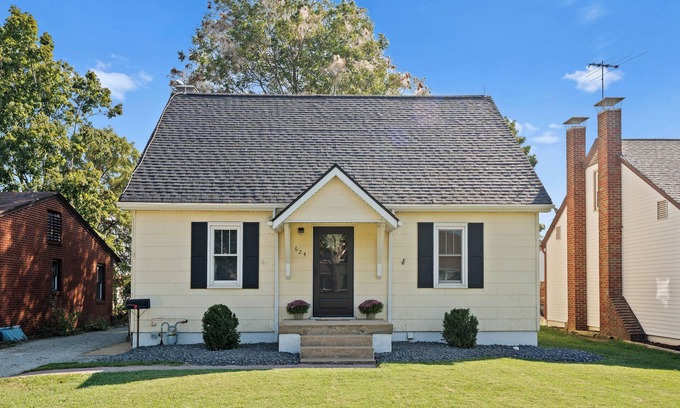 Waterloo House | The Yellow Haus, 3 bedrooms, close to downtown Waterloo!