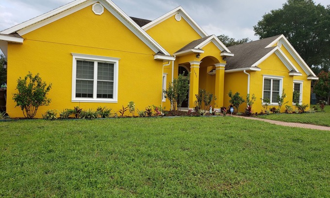 Haines City House | The Yellow House in the Heart of Florida