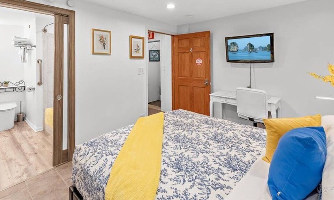 Plato Center House | The Yellow Queen Family Room with Luxury ensuite full restroom