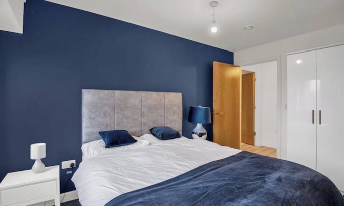 Coventry Apartment | The Zenith Suite Sleeps 3 Silkworks Apartments