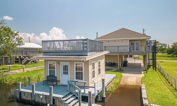 Shoreline Park House | "The Zion" - 2 Bedrooms 2 Bath Tiki Hut Private Boat Launch