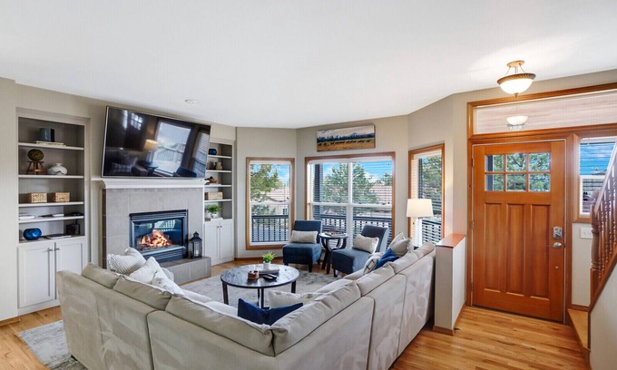 Redmond House | TheNest @Eagle Crest! Your gateway stop to R&R: Private Hot tub, deck & patios
