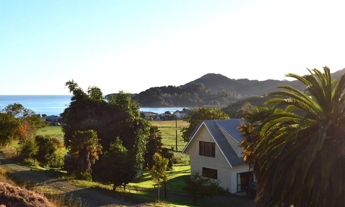 Tata Beach House | Theo’s Place - Family haven at Ligar Bay - Sleeps 10. (Dogs negotiable).