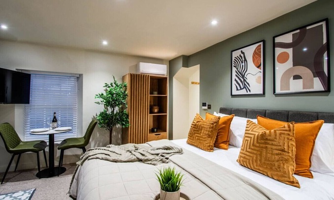 Thetford House | Thetford Hive Aparthotel Suite 12