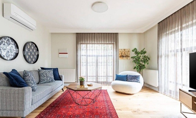 Tophane Apartment | This apartment is a 2 bedroom(s), 2 bathrooms, located in Beyoğlu, İstanbul.