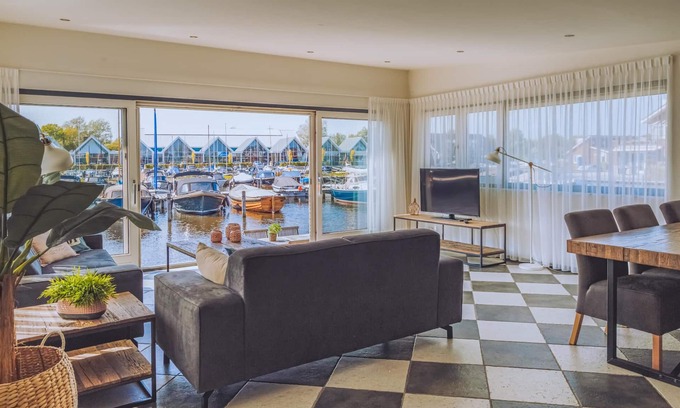 Municipality of Uitgeest House | This atmospherically furnished houseboat is located on the Uitgeestermeer.