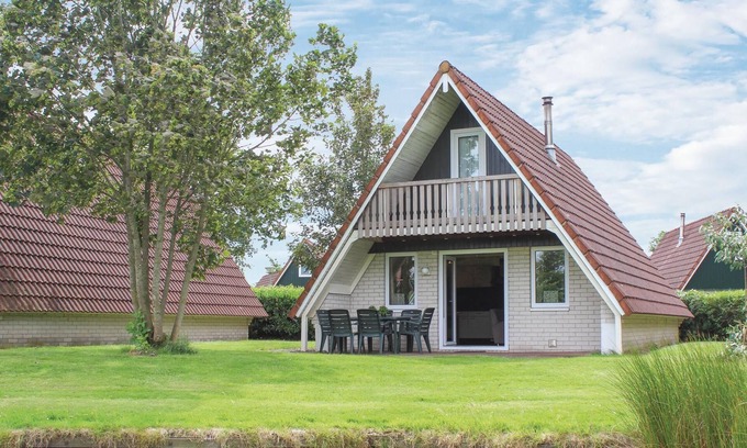 Gramsbergen House | This beautifully situated vacation home is located on the waterfront in a welcoming vacation park in