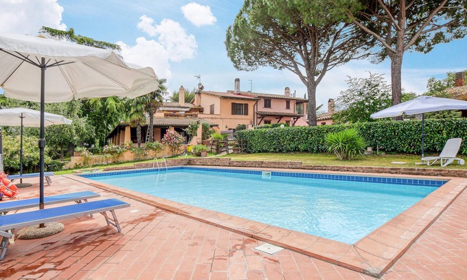 Scansano House | This classically furnished vacation home impresses with its outdoor areas.