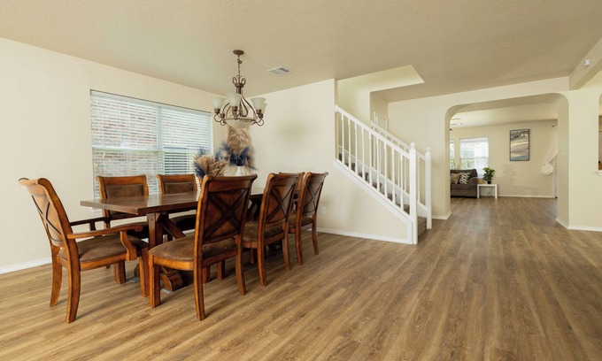 West San Antonio House | This home is minutes away from:nSEA WORLDnFIESTA TEXASnRIVERWALKn4 JOINT BASES +