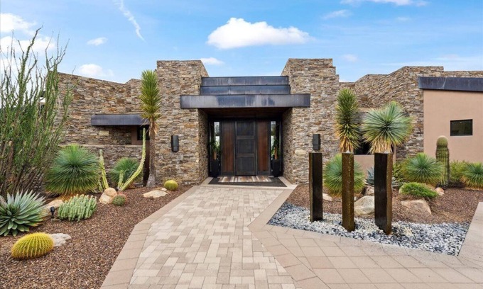 Carefree House | This home is ONLY AVAILABLE THROUGH 9/30/2024. 30 DAY minimum stay per the HOA.