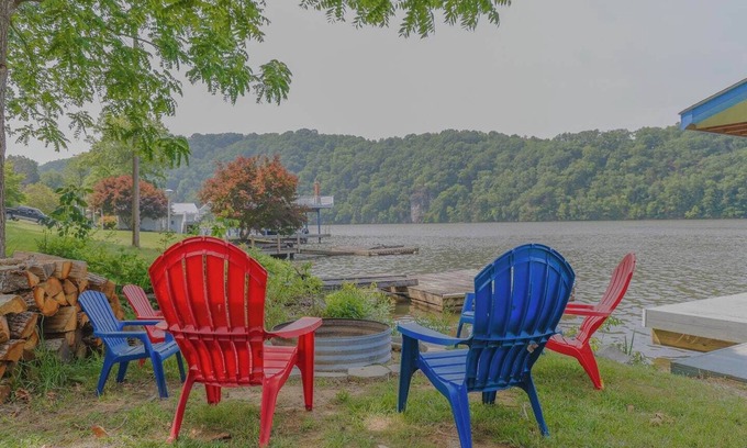 Hiwassee House | This house is a 3 bedroom(s), 2 bathrooms, located in Hiwassee, VA.