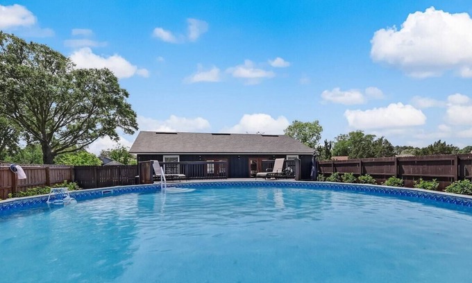 Westside House | This house is a 3 bedroom(s), 2 bathrooms, located in Jacksonville, FL.