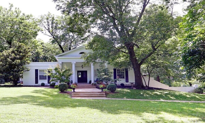 Lexington House | This house is a 5 bedroom(s), 4.5 bathrooms, located in Lexington, KY.
