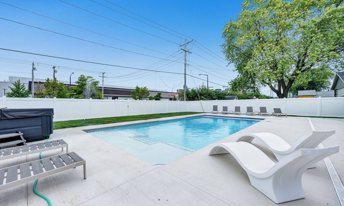 Green Bay House | This house is a 6 bedroom(s), 3 bathrooms, located in Green Bay, WI.
