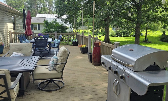 McLeansville House | This house is a 6 bedroom(s), 4 bathrooms, located in McLeansville, NC.