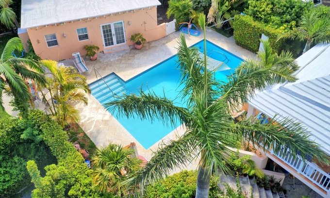 Warwick Cottage | This is great for a weekend getaway ! With quick flights from the East Coast