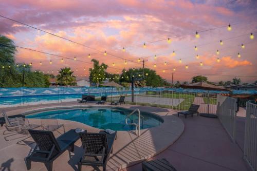 North Mountain House | This is it - Great Location -13 Beds - Pool - Gym