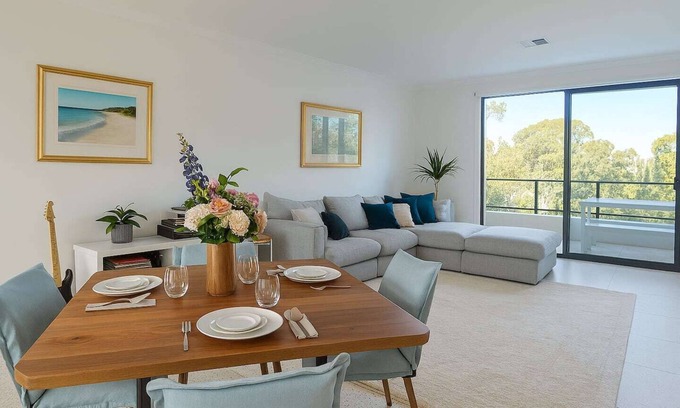 Glendalough House | This modern and well-appointed home offers a comfortable stay in a quiet residential pocket, perfectly located just minutes from the city and Perth’s stunning beaches