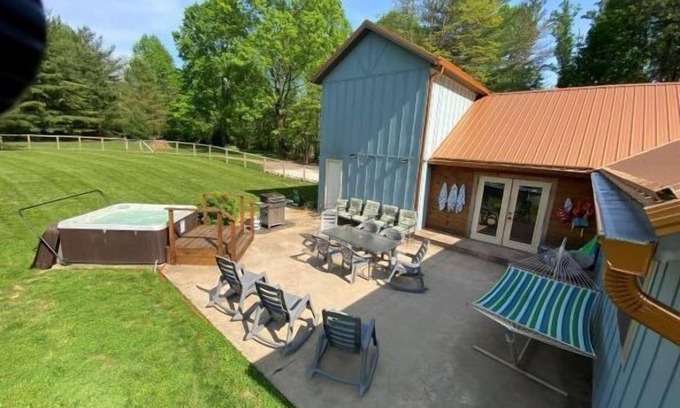 Bloomington Apartment | This room is a 1 bedroom(s), 1 bathrooms, located in Bloomington, IN.