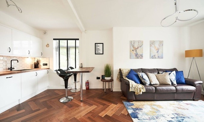 Manchester Apartment | This serviced apartment is a 2 bedroom(s), 1 bathrooms, located in Chorlton-cum-Hardy, England.