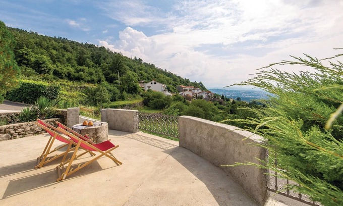 Rukavac House | This smart vacation home is located in the small village of Rukavac and offers everything you need f
