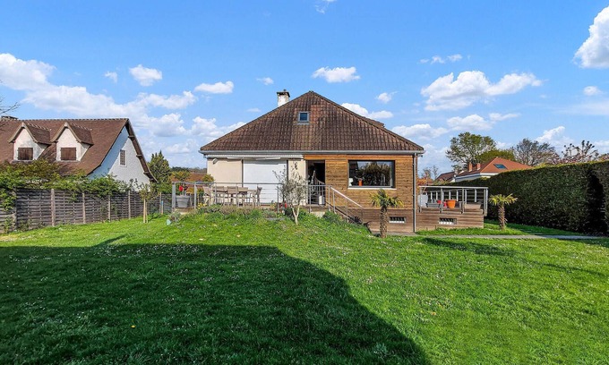 Gif-sur-Yvette House | This spacious and family-friendly vacation home welcomes you in an ideal location in the middle of t