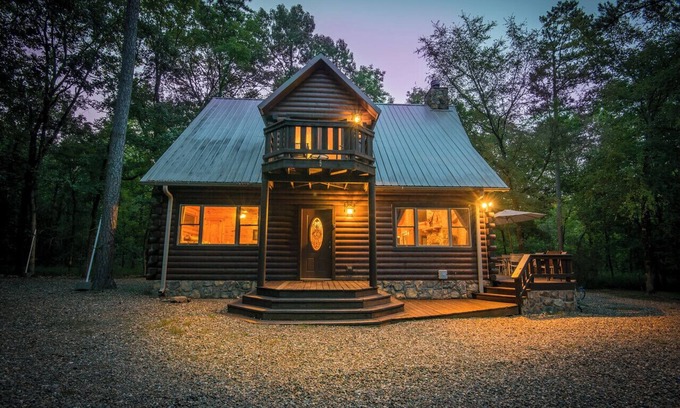 Broken Bow Cabin | This stunning cabin offers 5 bedrooms, 5 1/2-bathrooms. Huge, Amazing Cabin!
