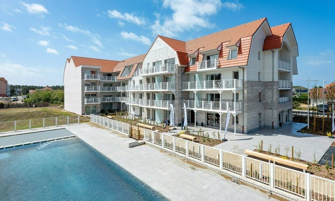 Camiers Apartment | This suite offers a bedroom with a double bed and a sleeping corner with a bunk bed.