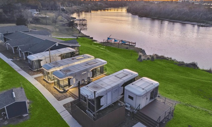 Barrett Apartment | This tiny house is a 1 bedroom(s), 1 bathrooms, located in Highlands, TX.