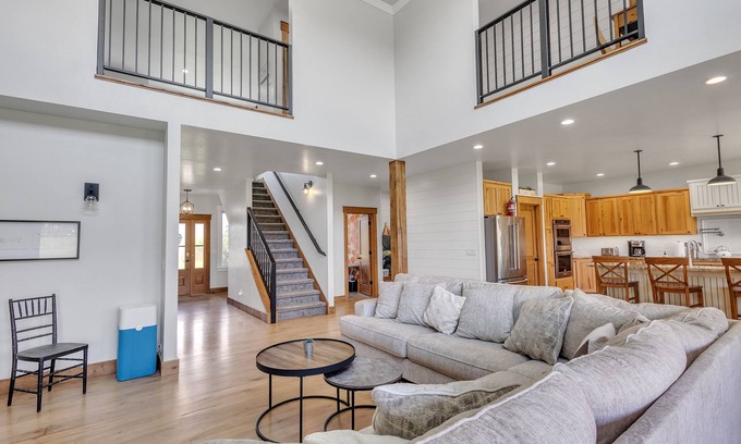 Corvallis Other | Three Bears Get Away (6-Bedroom Farmhouse) - Handicap accessible by RedAwning