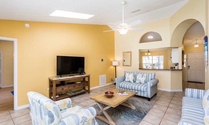 Sunridge Woods Villa | Three Bedroom 2 Bathroom Vacation home minutes away from the Parks