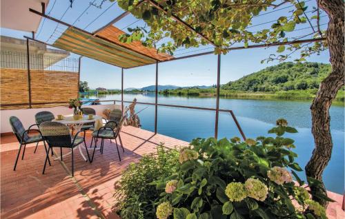 Blace House | Three-Bedroom Holiday Home In Opuzen