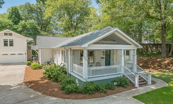 Oxford House | Three Bedroom House Downtown on South Lamar Walk to the Square and Campus
