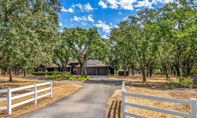 Sonoma Villa | Three bedroom, three bathroom home in beautiful Sonoma Valley Wine Country.
