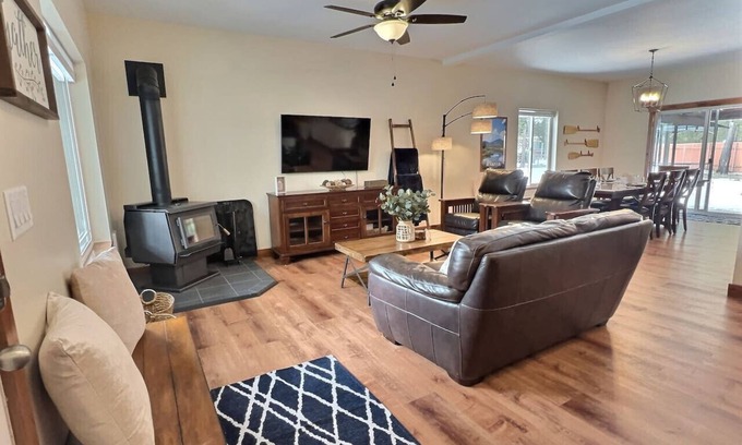 Oregon Water Wonderland House | Three Rivers 5BR Hot Tub + Game Room Retreat
