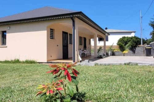 Saint-Benoit Apartment | Ti coin jardin
