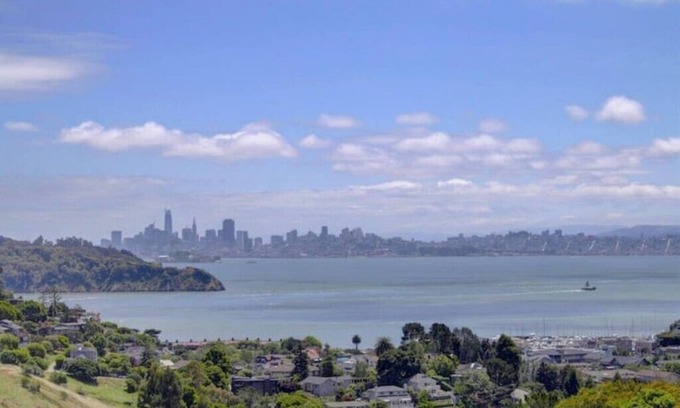 Belvedere Tiburon Condo | Tiburon apartment with San Francisco Skyline viewn