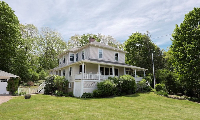 Gloucester House | Tidebend: River views and gracious comfort