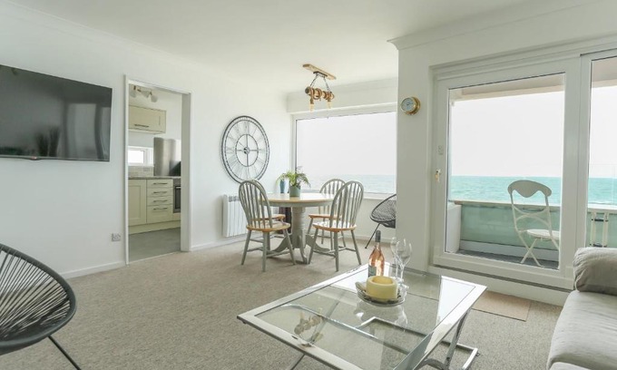 Wittering Apartment | Tides - Beach front apartment in Bracklesham Bay