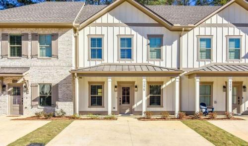 Auburn House | Tiger's Tail in Auburn