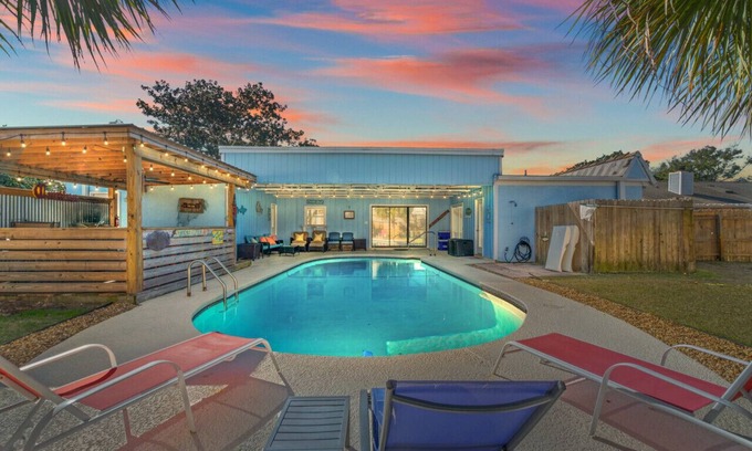 Thomas Drive House | Tiki Hut: Fan Fave Prvt Pool Home, Game Room, Tiki Bar, & FREE Daily Activities!
