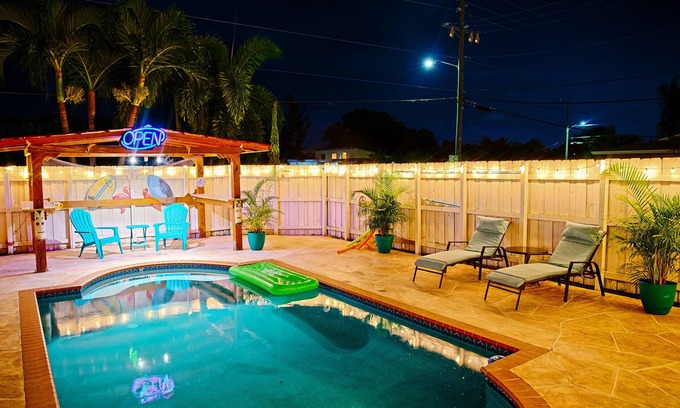 Southwest House | Tiki Hut/Pool 4 BR Coastal Cottage- Dream Vacation (New!)