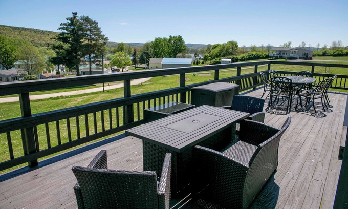 Dundee House | Tiki on the Lake | The perfect retreat at the end of a long day!