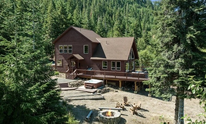 Cle Elum House | Tillman Lodge - Enjoy the hot tub and relax in luxury on 3 acres,