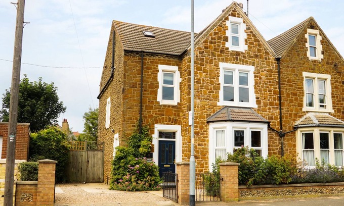Hunstanton House | TILLY'S RETREAT, pet friendly, with open fire in Hunstanton