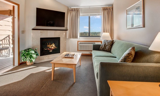 Lake Geneva Apartment | Timber Ridge Lodge & Waterpark