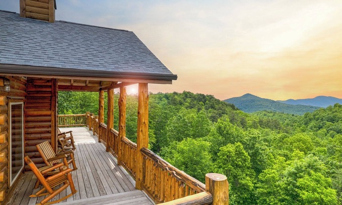 Black Mountain Cabin | TIMBER RIDGE/LONG RANGE MOUNTAIN VIEWS/HOT TUB /GAME ROOM/PET FRIENDLY