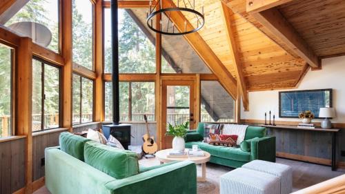 Carnelian Bay Ski Chalet | Timberline by AvantStay Stunning Chalet Cabin w Hot Tub Pool Table Home Theater